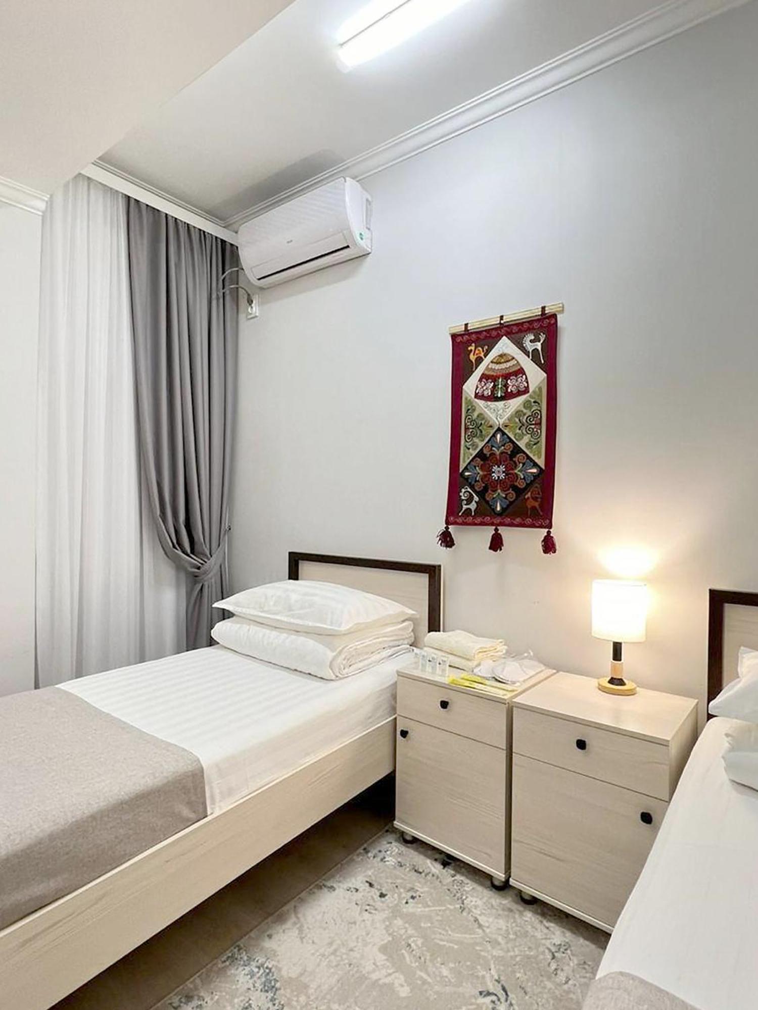 Compass Hostel บิชเคก ภายนอก รูปภาพ