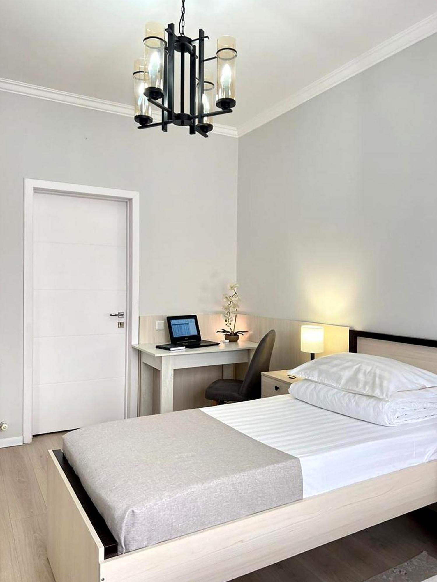 Compass Hostel บิชเคก ภายนอก รูปภาพ