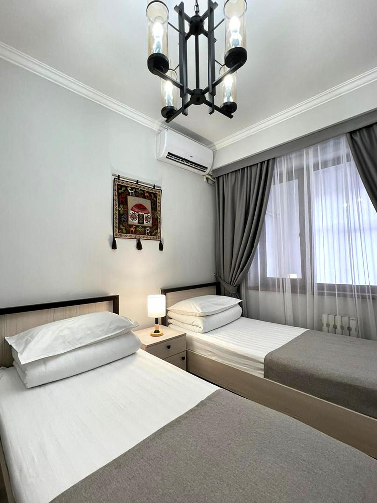 Compass Hostel บิชเคก ภายนอก รูปภาพ