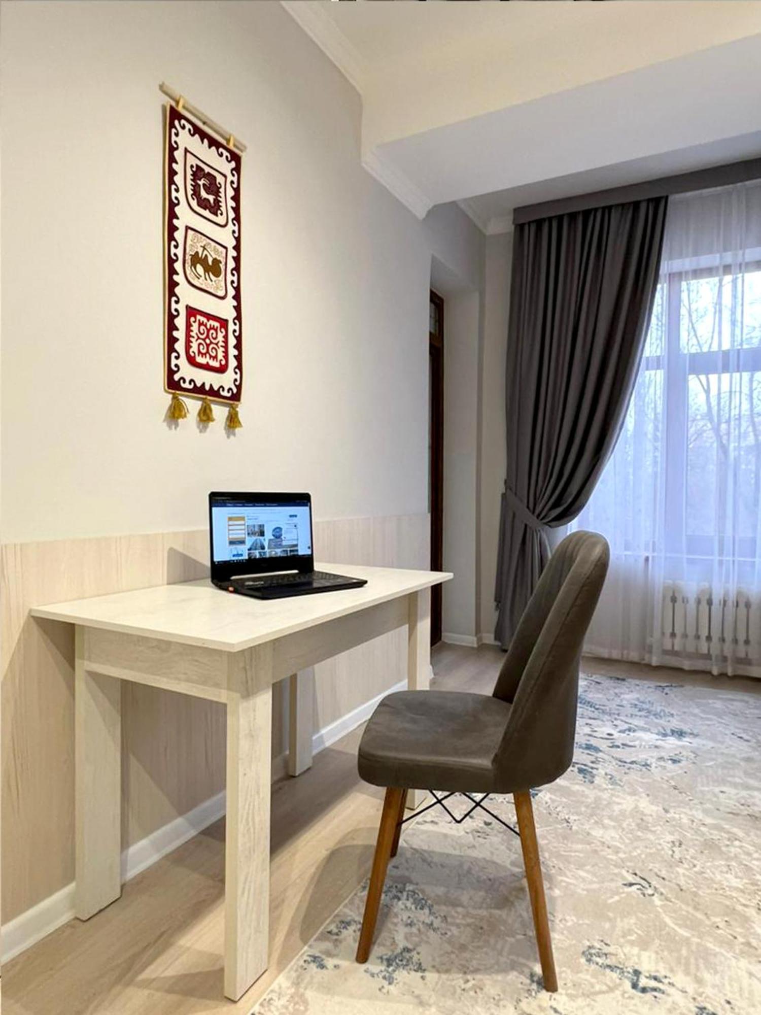 Compass Hostel บิชเคก ภายนอก รูปภาพ