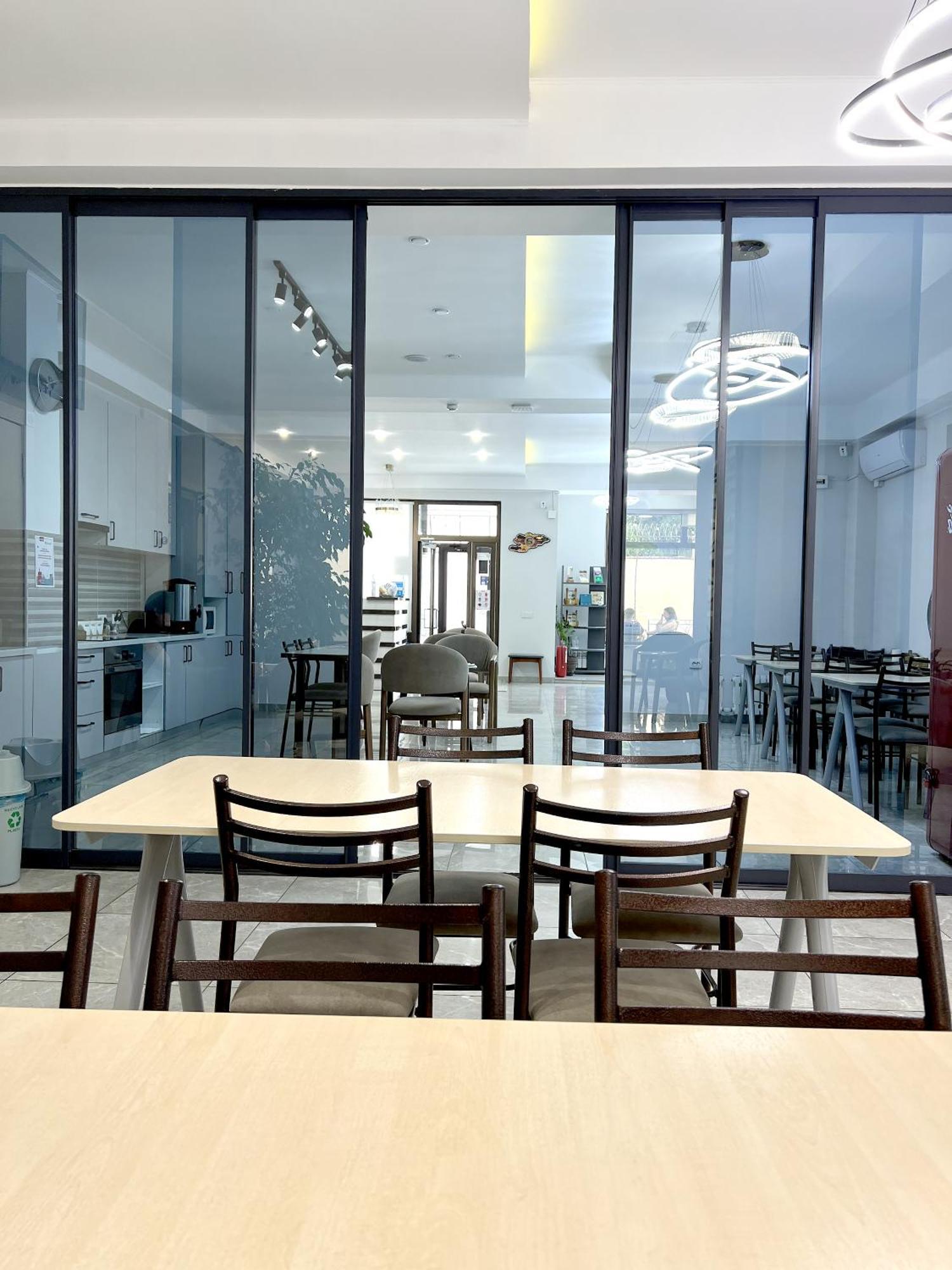 Compass Hostel บิชเคก ภายนอก รูปภาพ