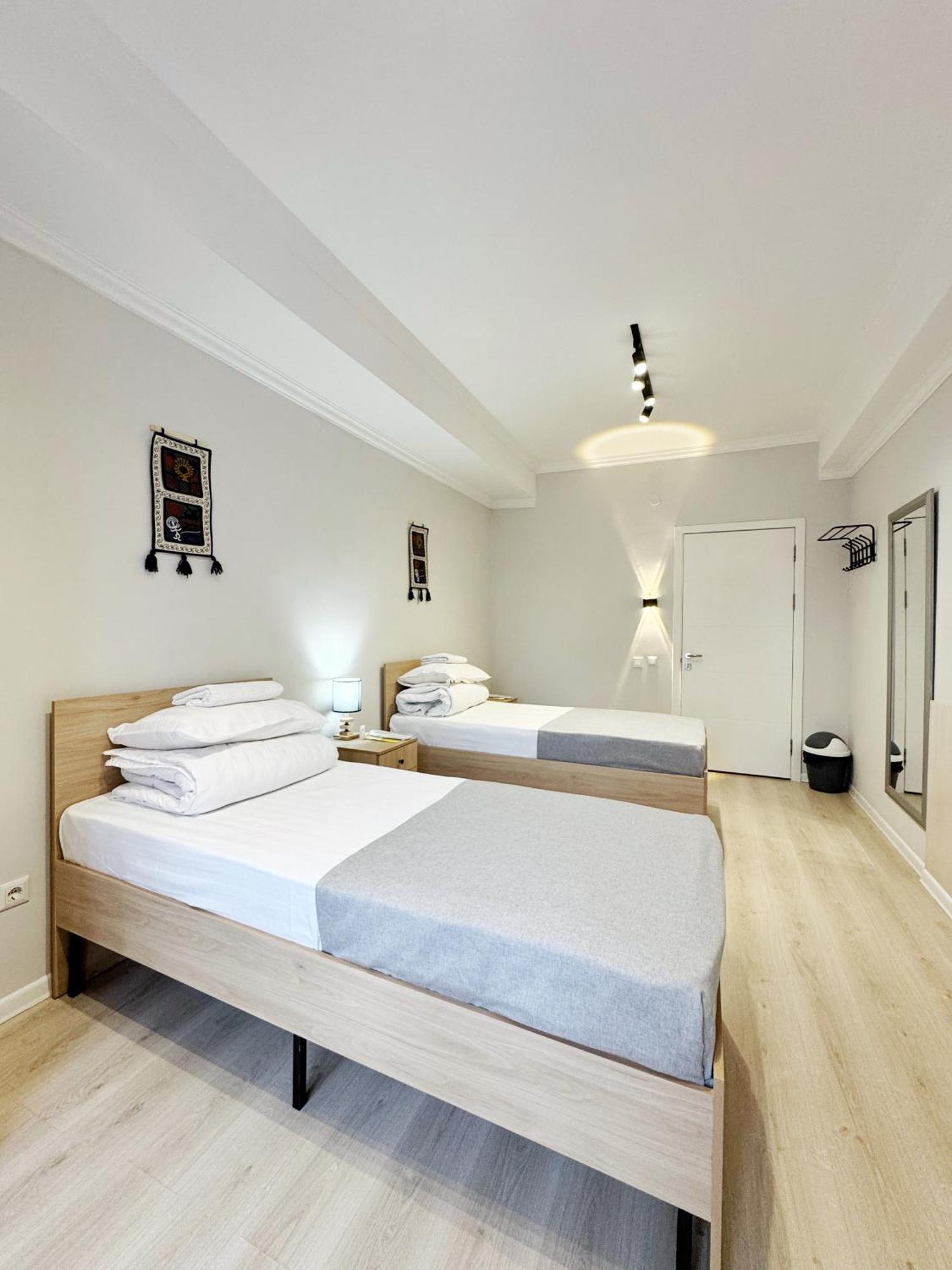 Compass Hostel บิชเคก ภายนอก รูปภาพ
