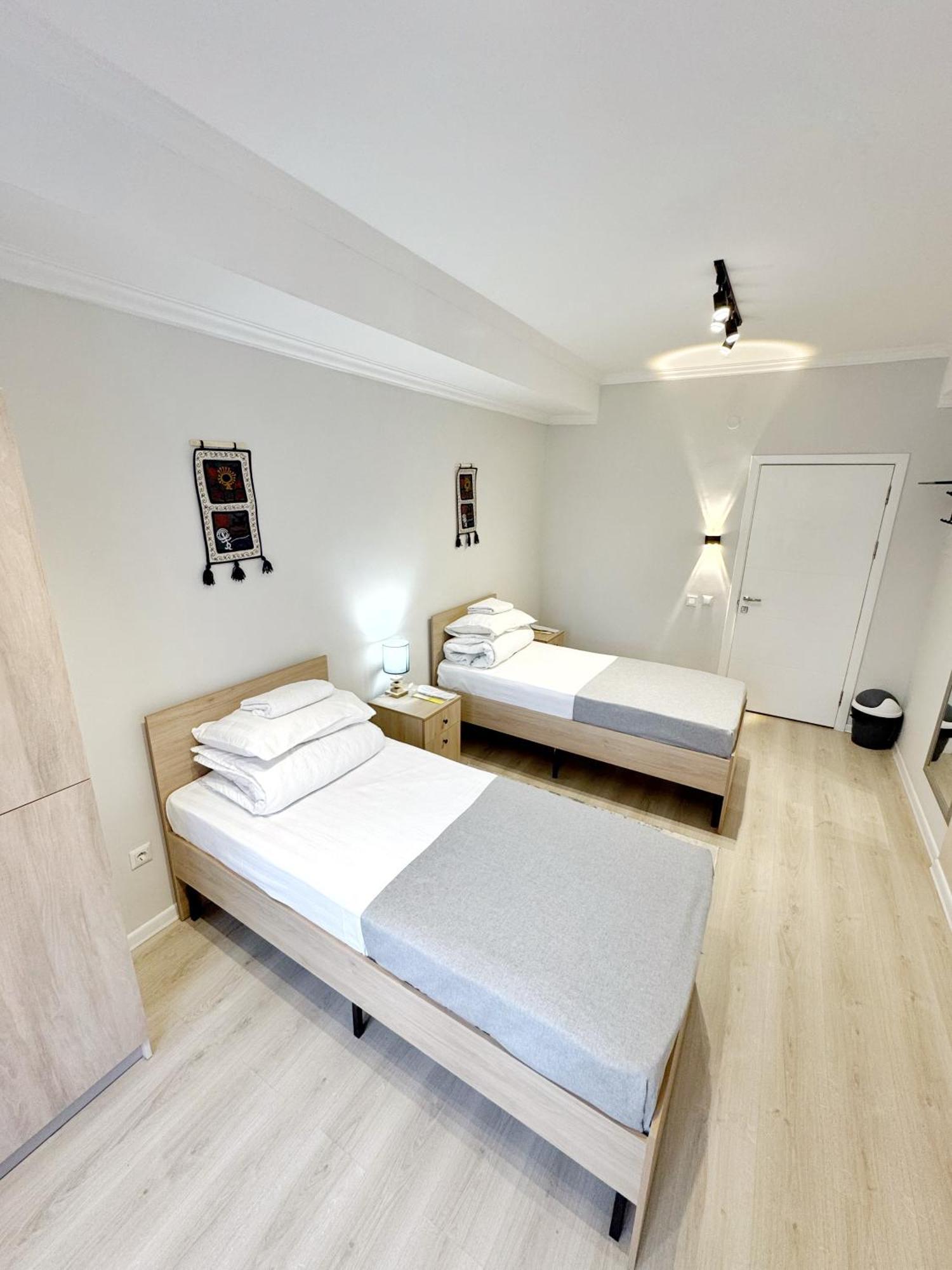 Compass Hostel บิชเคก ภายนอก รูปภาพ