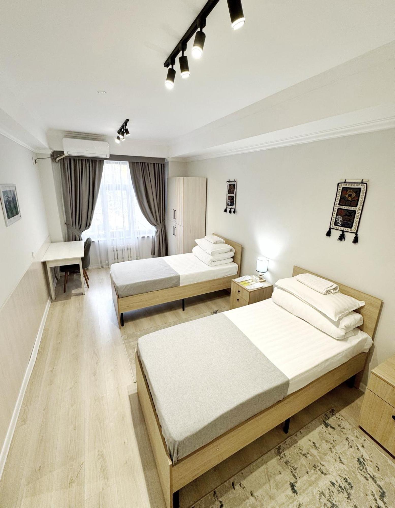 Compass Hostel บิชเคก ภายนอก รูปภาพ